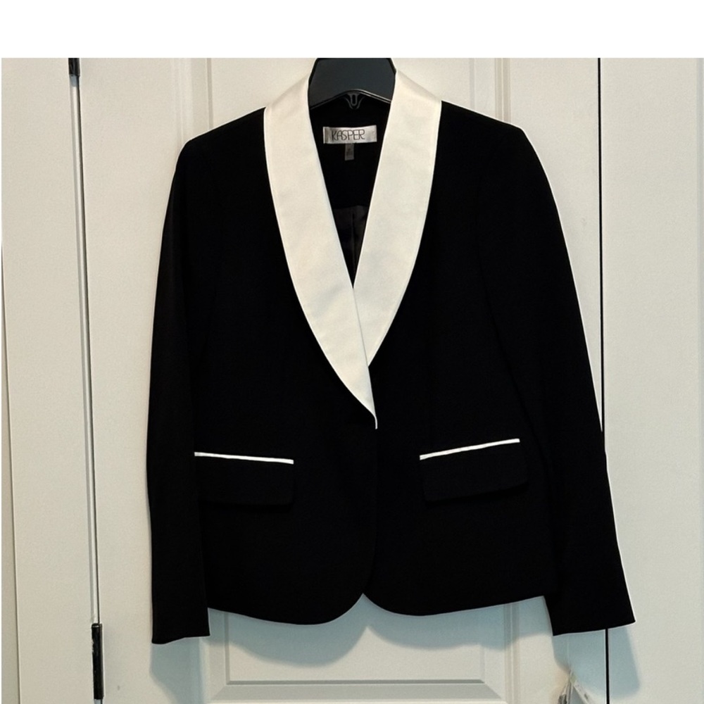 Kasper blazer Size 4P NWT